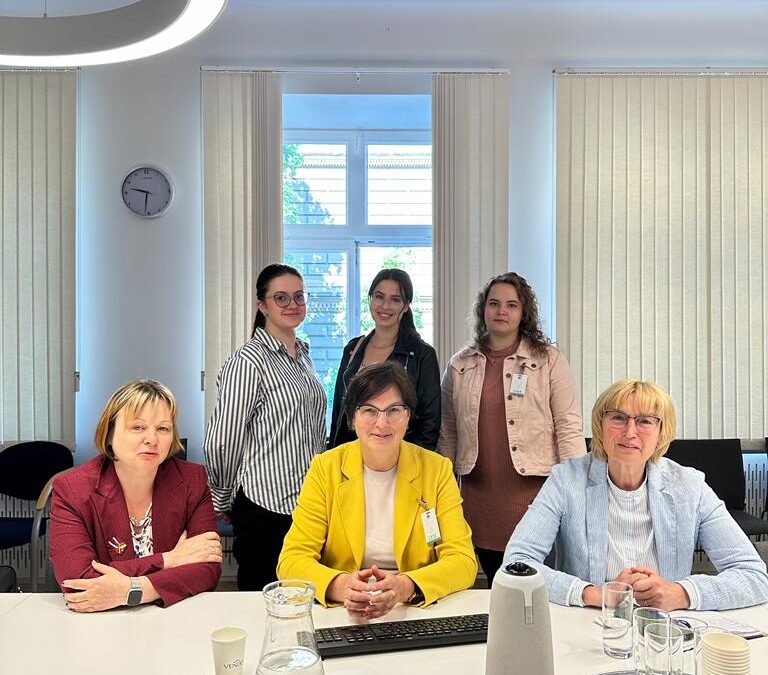 Biedrības praktikantes viesojas Saeimā